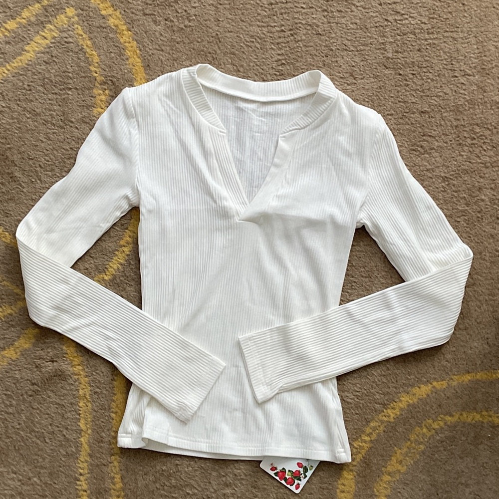 Elegant White V-Neck Ribbed Top